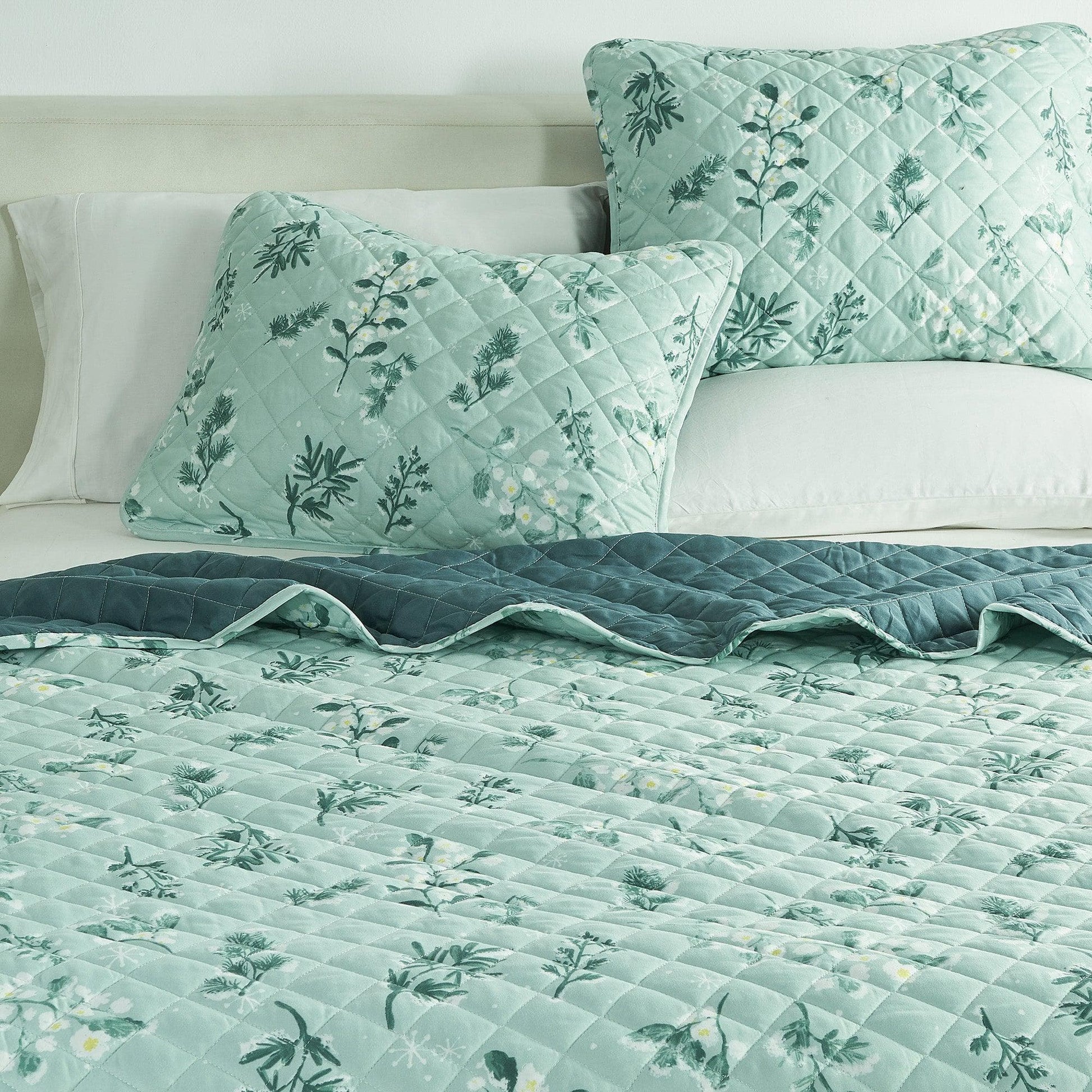 Sleep City Full / Queen / Snowy Botanical Quilts & Comforters Snowy Botanical Quilt Set - Mariela Collection Great Bay Home