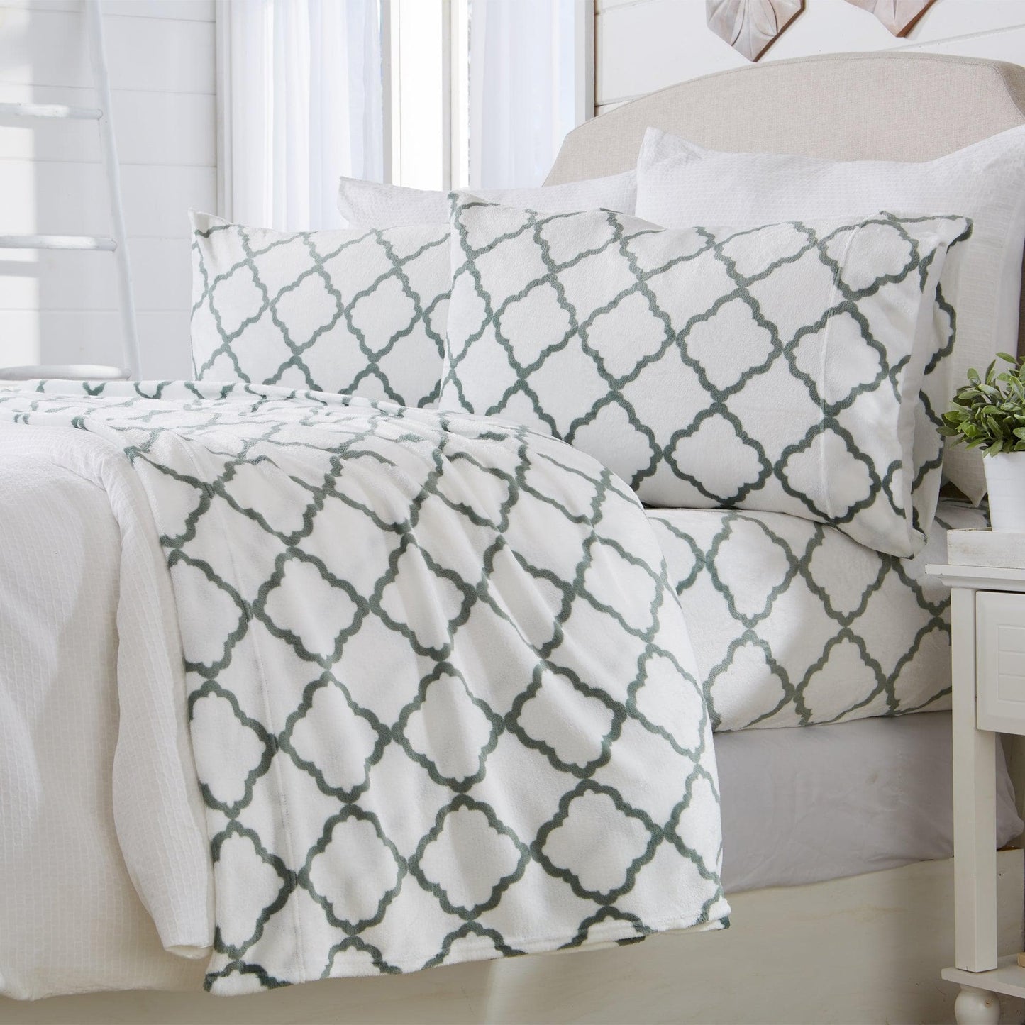 Sleep City Twin / Lattice - White / Jade Sheets 4-Piece Printed Plush Sheet - Velvet Luxe Lattice Collection Great Bay Home