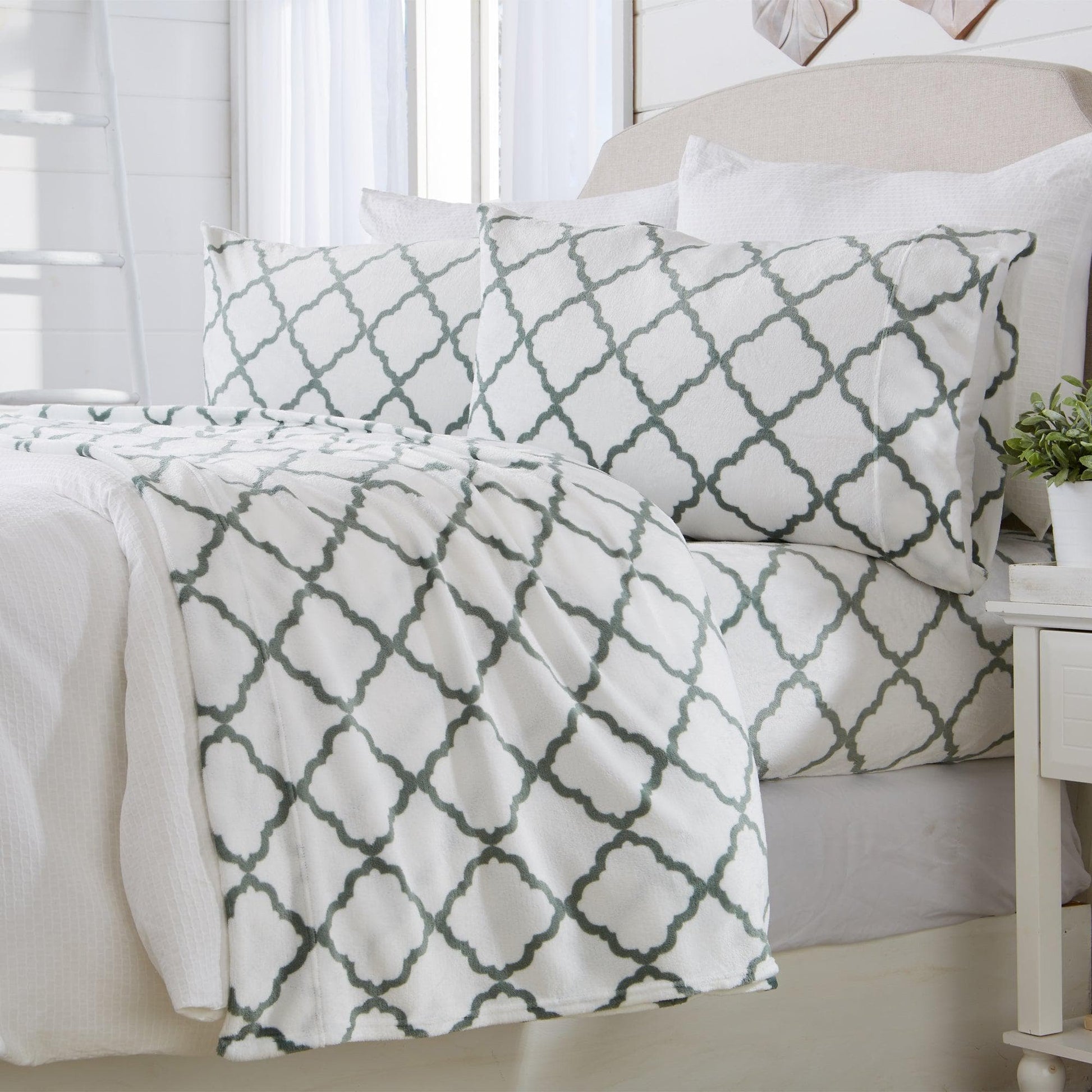 Sleep City Twin / Lattice - White / Jade Sheets 4-Piece Printed Plush Sheet - Velvet Luxe Lattice Collection Great Bay Home