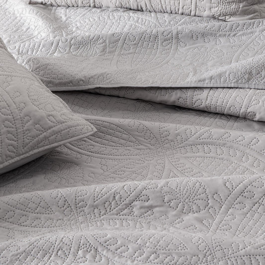 3-Piece Oversized Medallion Quilt Set - Clara Collection